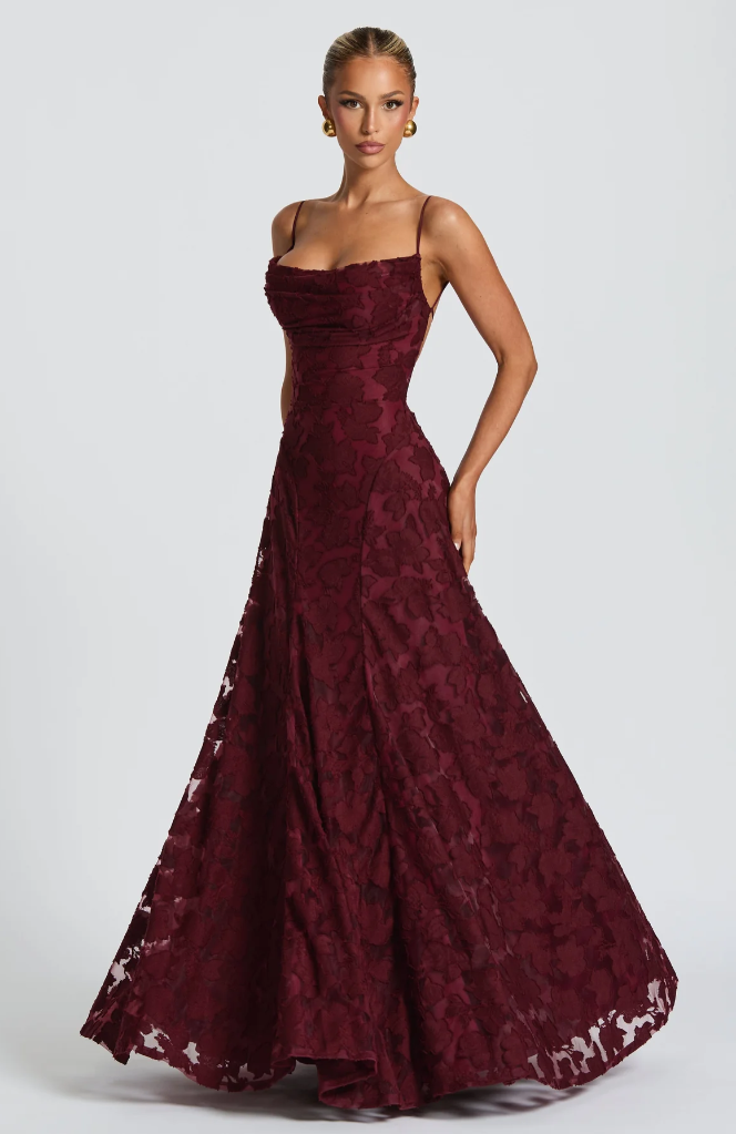 https://cdn.shopify.com/s/files/1/0830/7487/5738/files/Vesara___Elegant_and_glamorous_maxi_dress_0.png?v=1778597102