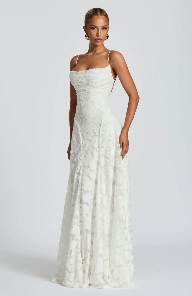 https://cdn.shopify.com/s/files/1/0830/7487/5738/files/Vesara___Elegant_and_glamorous_maxi_dress_1.png?v=1778597101