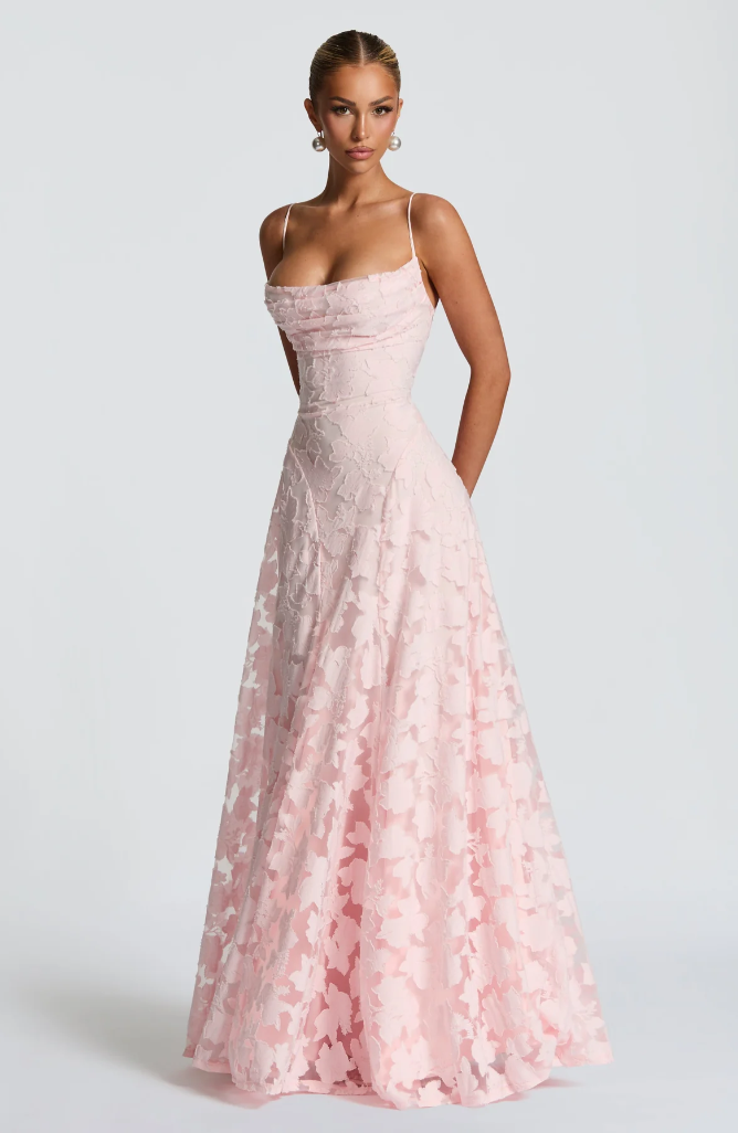 https://cdn.shopify.com/s/files/1/0830/7487/5738/files/Vesara___Elegant_and_glamorous_maxi_dress_2.png?v=1778597101