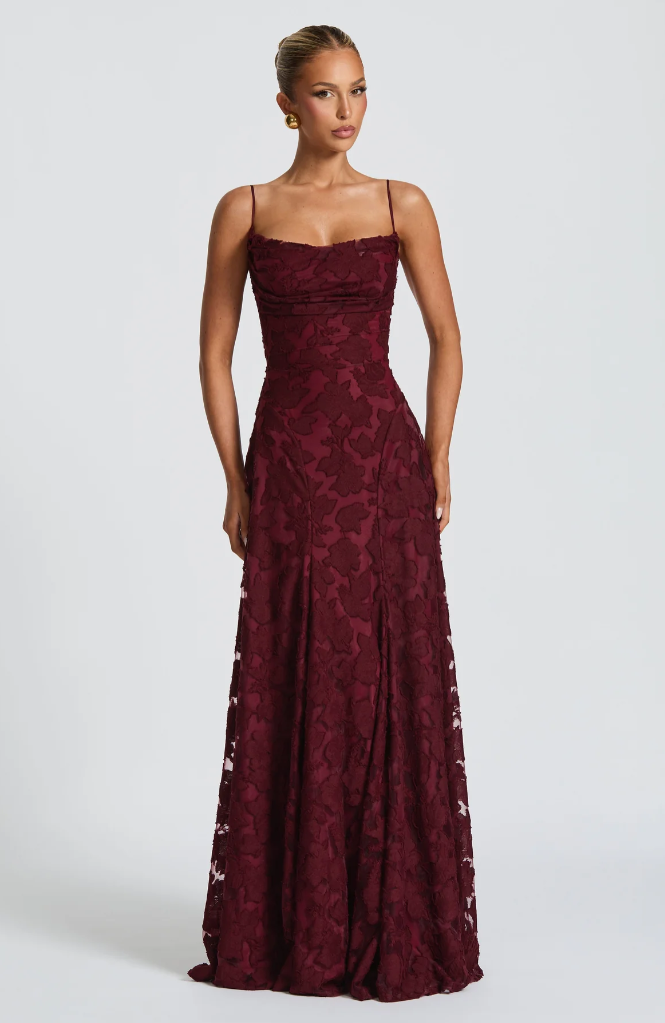 https://cdn.shopify.com/s/files/1/0830/7487/5738/files/Vesara___Elegant_and_glamorous_maxi_dress_5.png?v=1778597101