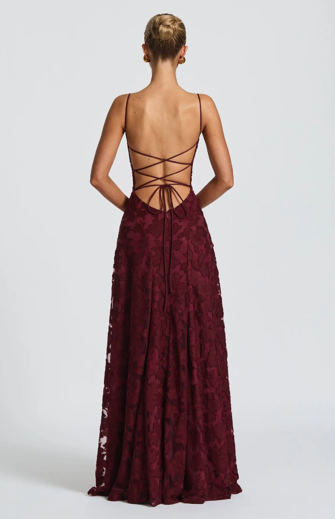 https://cdn.shopify.com/s/files/1/0830/7487/5738/files/Vesara___Elegant_and_glamorous_maxi_dress_6.png?v=1778597102