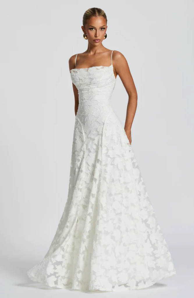 https://cdn.shopify.com/s/files/1/0830/7487/5738/files/Vesara___Elegant_and_glamorous_maxi_dress_7.png?v=1778597101