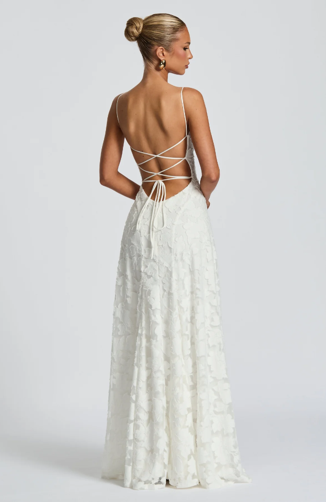 https://cdn.shopify.com/s/files/1/0830/7487/5738/files/Vesara___Elegant_and_glamorous_maxi_dress_8.png?v=1778597101