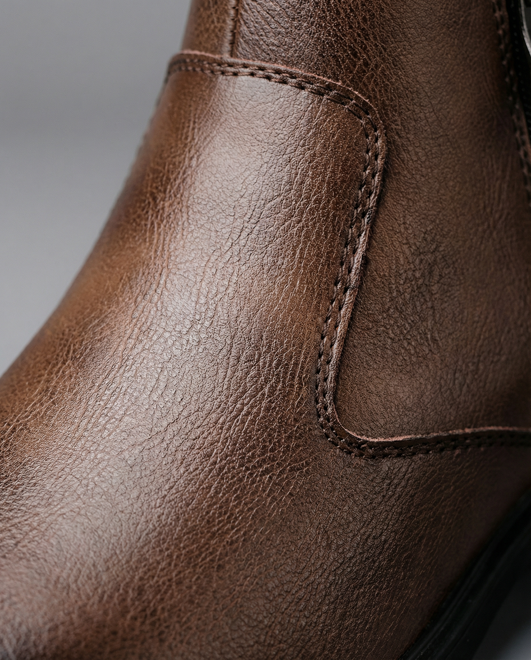 https://cdn.shopify.com/s/files/1/0830/7487/5738/files/freepik__ultraclean-macro-product-closeup-of-leather-used-i__16976.png?v=1778082432