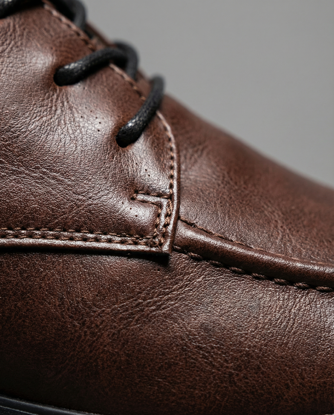https://cdn.shopify.com/s/files/1/0830/7487/5738/files/freepik__ultraclean-macro-product-closeup-of-leather-used-i__59793.png?v=1778082436