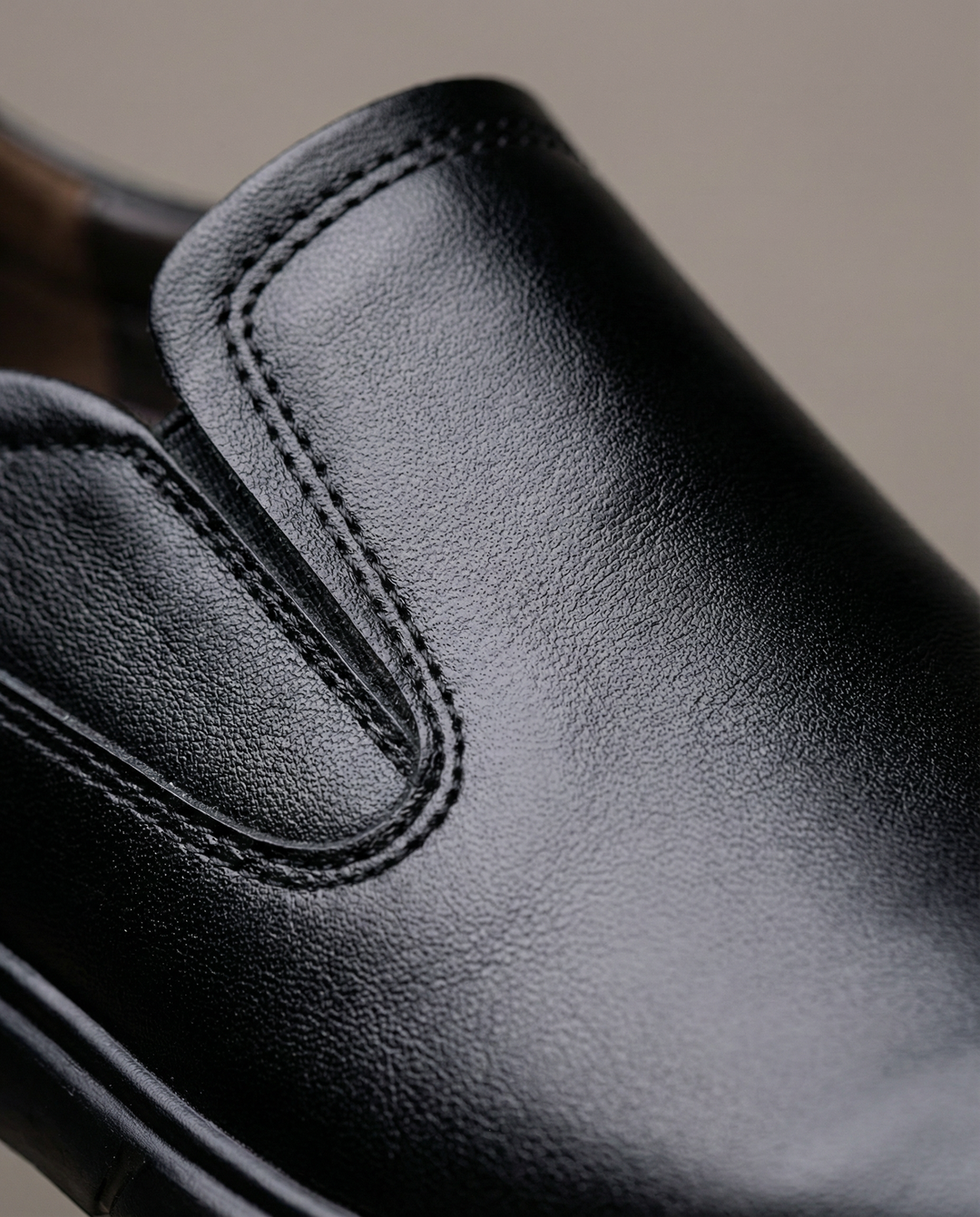 https://cdn.shopify.com/s/files/1/0830/7487/5738/files/freepik__ultraclean-macro-product-closeup-of-leather-used-i__60450.png?v=1778082440