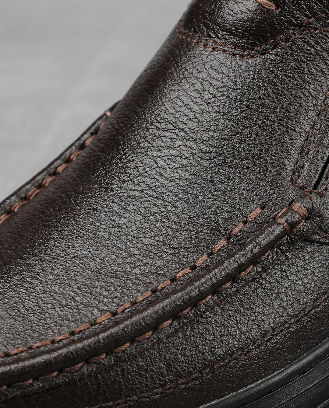 https://cdn.shopify.com/s/files/1/0830/7487/5738/files/freepik__ultraclean-macro-product-closeup-of-leather-used-i__65557.png?v=1778082449