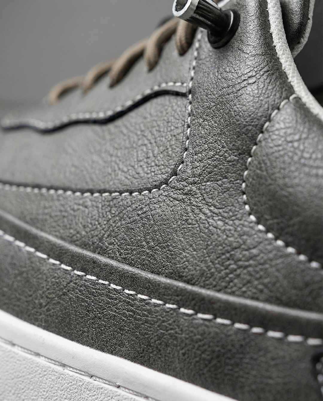https://cdn.shopify.com/s/files/1/0830/7487/5738/files/freepik__ultraclean-macro-product-closeup-of-leather-used-i__7622.png?v=1778082443