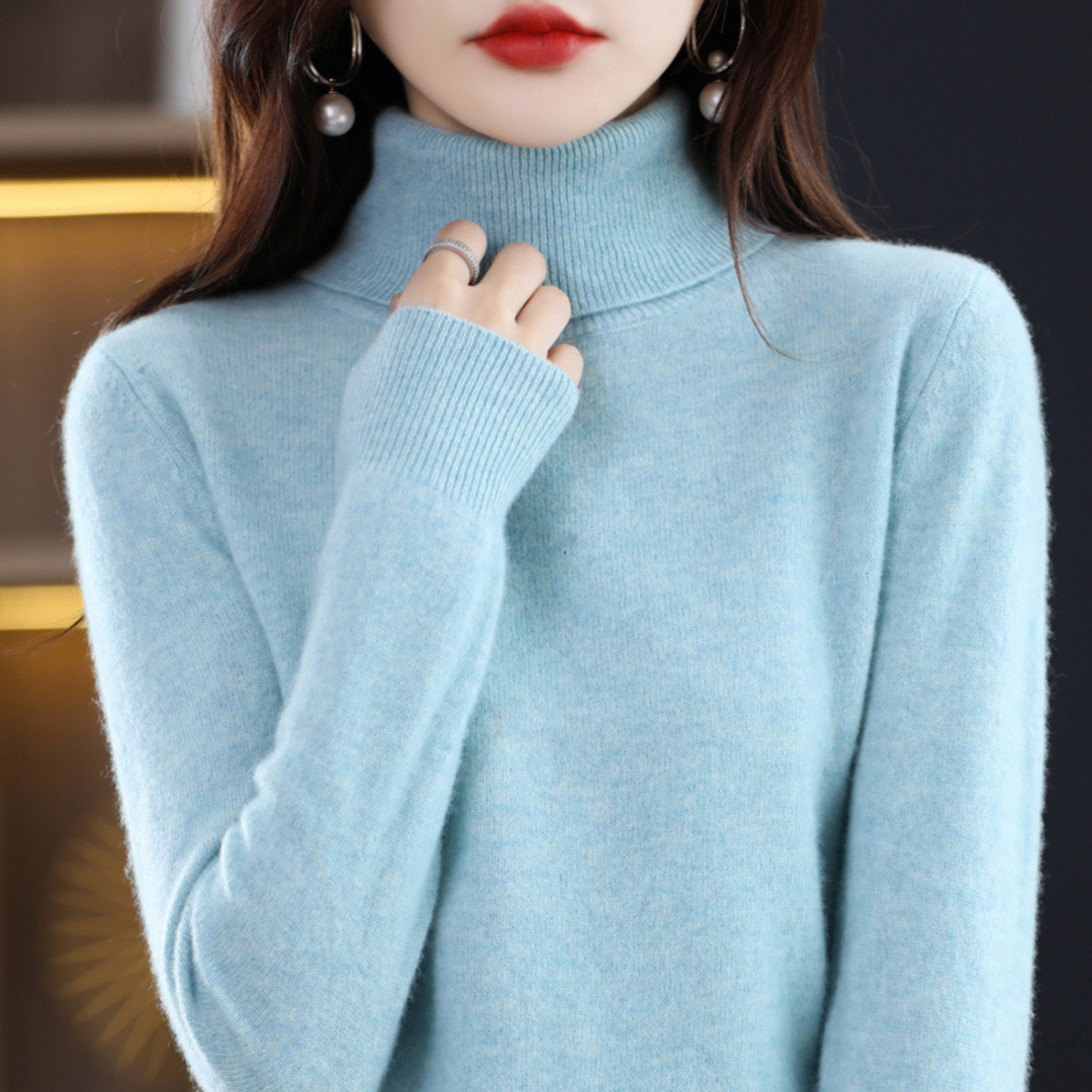 https://cdn.shopify.com/s/files/1/0830/7487/5738/files/hellblauer_rollkragenpullover_vorne_Crystalli3420.png?v=1771408574